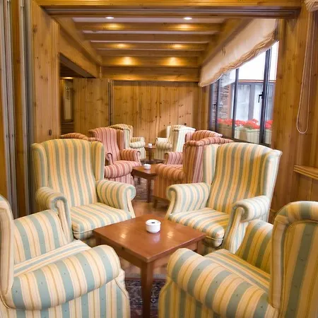 Hotel Rutllan & 4*